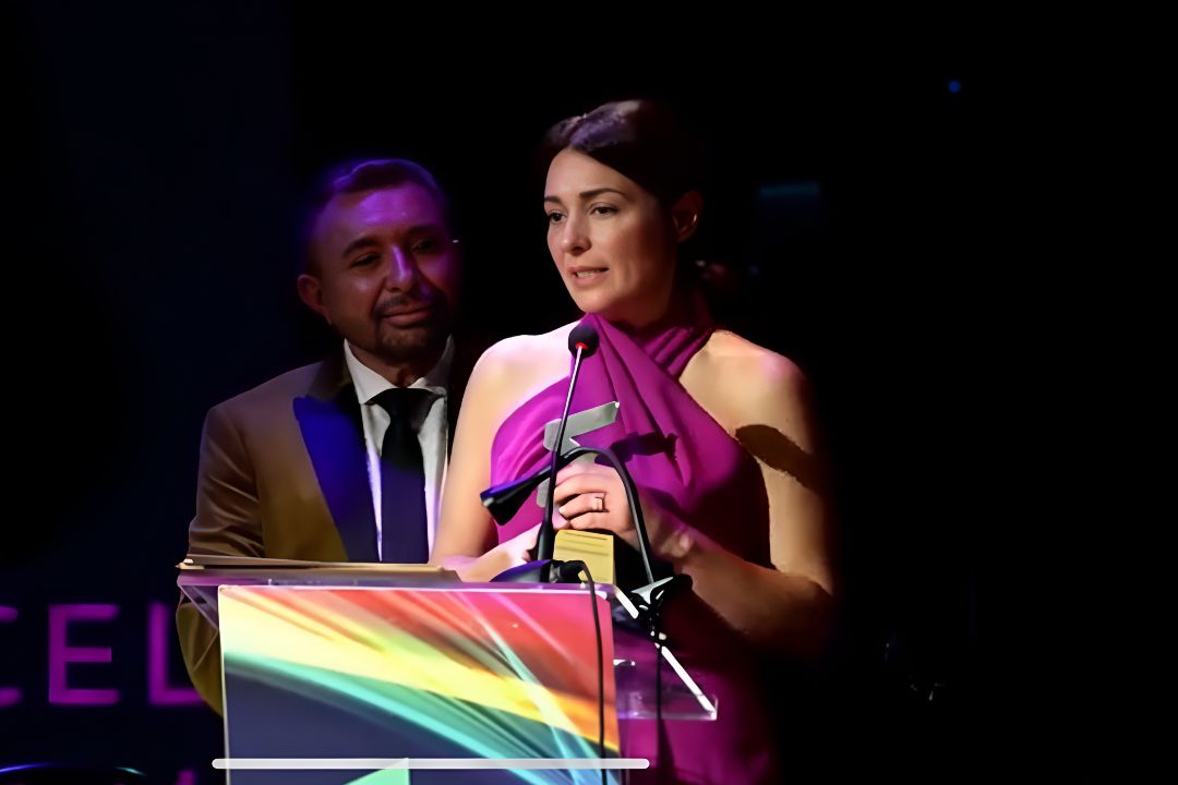 José Manuel Parada, presentador de televisión, y Cristina González, directora formativa de Innadi, en la entrega de uno de los premios.