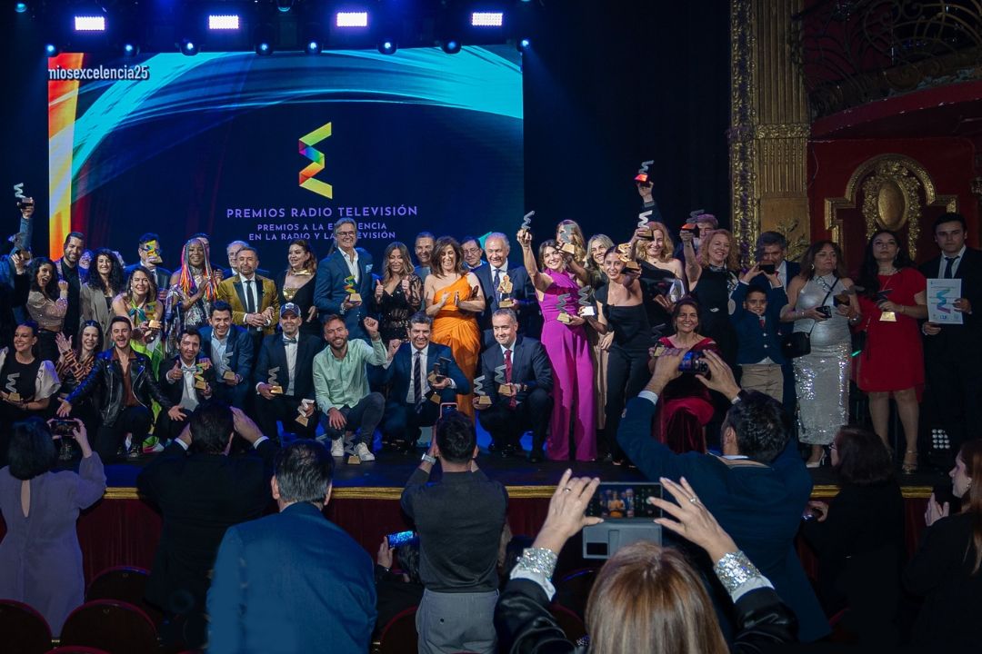 Panorámica del escenario del Teatro Infanta Isabel con los premiados en la Gala Excelencia Educativa 2025.