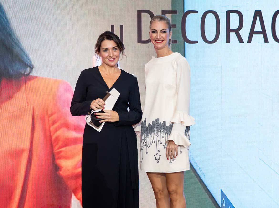 Cristina González, directora formativa de Innadi, posa con el premio Interiores a la Mejor Escuela de Diseño.
