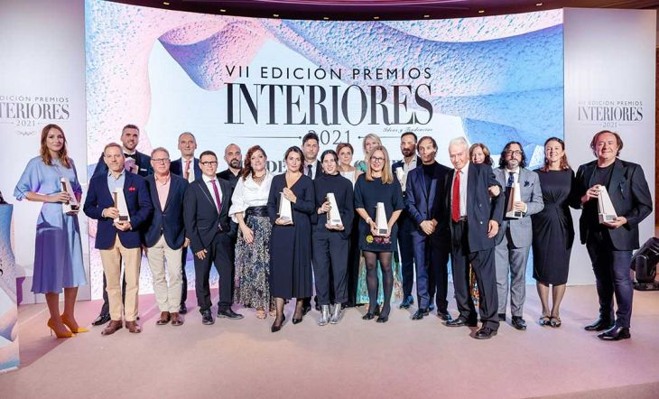 Panorámica del escenario del Salón Sol del Four Seasons Hotel Madrid con los premiados Interiories 2021: Omayra Maymó, Ignacio Carrillo de Albornoz, Rubén Santiuste, Andrés Carrillo de Albornoz, Ditmar Vierbuchen, Toni Zaragoza, Ismael Barajas, Pilar Civis, Cristina González, Ismael Juárez, Belén Sánchez, Maribel Caballero, Laura Falcó Lara, Inma Bermúdez...